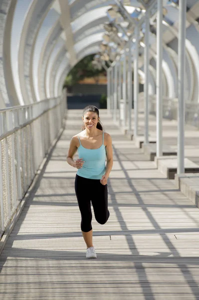 Jonge mooie sportieve sport vrouw lopen en joggen moderne metalen stad brug — Stockfoto