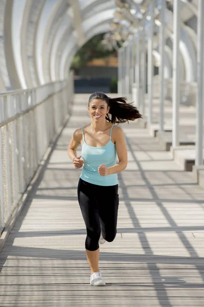 Mladé krásné atletické sportovní žena běh a jogging, moderní kovové město most — Stock fotografie