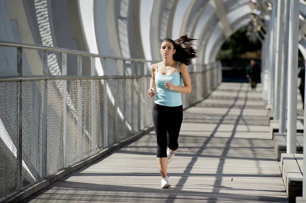 Joven hermosa atlética deporte mujer corriendo y trotando cruzar moderno metal ciudad puente — Foto de Stock