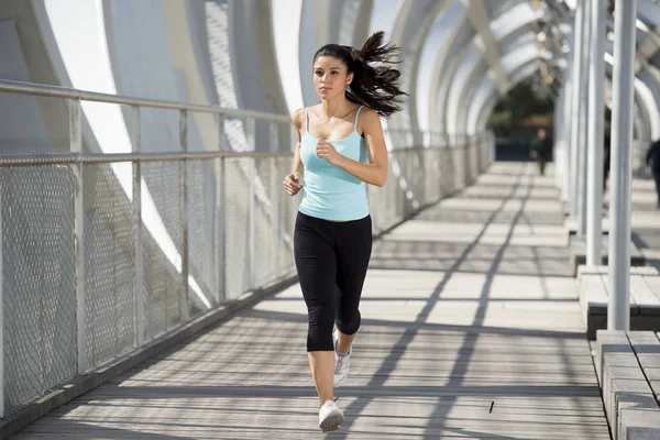 Joven hermosa atlética deporte mujer corriendo y trotando cruzar moderno metal ciudad puente — Foto de Stock