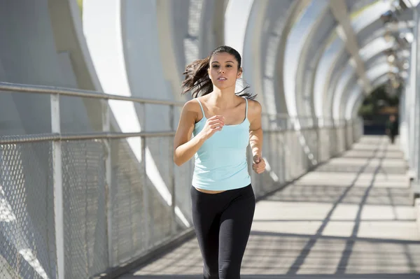 Joven hermosa atlética deporte mujer corriendo y trotando cruzar moderno metal ciudad puente — Foto de Stock