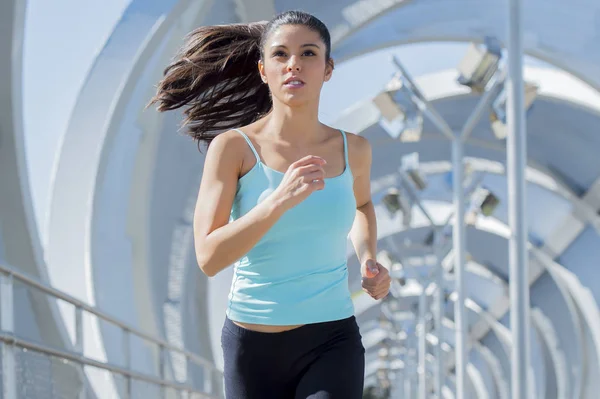 Atlet muda cantik olahraga wanita berlari dan jogging menyeberangi jembatan kota logam modern — Stok Foto