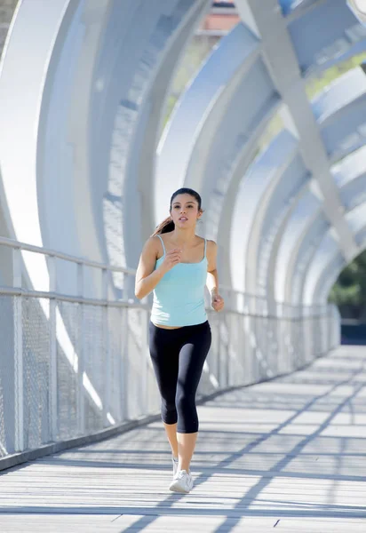 Joven hermosa atlética deporte mujer corriendo y trotando cruzar moderno metal ciudad puente — Foto de Stock