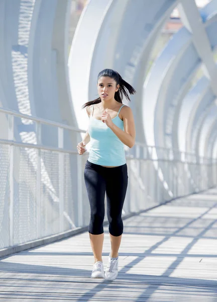 年轻美丽的竞技体育女人跑和慢跑穿过现代金属市桥 — 图库照片