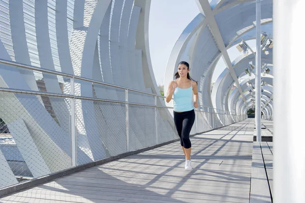 Joven hermosa atlética deporte mujer corriendo y trotando cruzar moderno metal ciudad puente — Foto de Stock