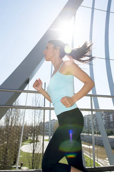 Joven hermosa atlética deporte mujer corriendo y trotando cruzar moderno metal ciudad puente — Foto de Stock