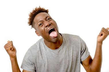 siyah afro Amerikalı adam mutlu ve eğlenceli komik aptal surat ifadesi gösterilen el hareketi arıyorsunuz