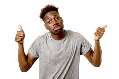 afro Amerikalı adam içinde üzgün el mutlu veren başparmak ararken