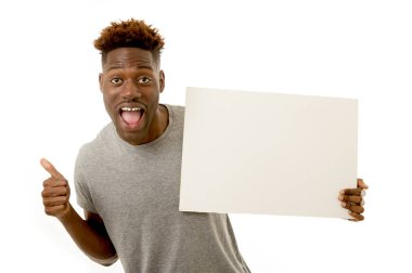 mutlu gülümseyerek ve boş bir billbo gösterilen siyah afro Amerikalı adam