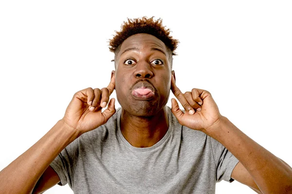 Negro afro americano hombre buscando feliz y juguetón gesto mostrando divertido cara tonta expresión —  Fotos de Stock