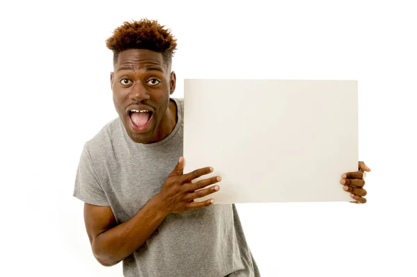Zwarte afro Amerikaanse man gelukkig lachend en tonen een leeg billbo — Stockfoto