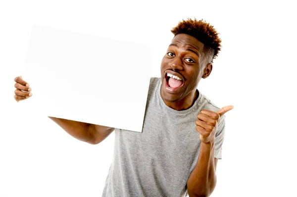 Zwarte afro Amerikaanse man gelukkig lachend en tonen een leeg bord met kopie ruimte — Stockfoto