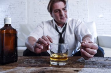 gevşek kravat boşa ile alkollü işadamı ve dr depresif