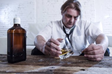 gevşek kravat boşa ile alkollü işadamı ve dr depresif