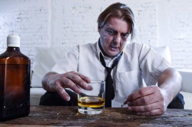 gevşek kravat boşa ile alkollü işadamı ve dr depresif