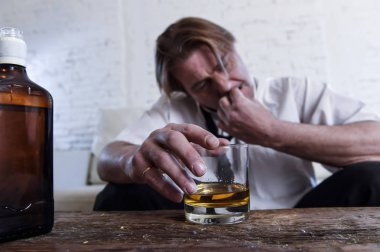 gevşek kravat boşa ile alkollü işadamı ve dr depresif