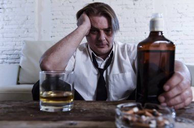 Alkollü işadamı israf ve viski içme sarhoş gevşek boyun ile depresif