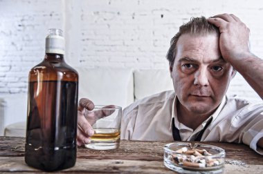 gevşek kravat boşa ile alkollü işadamı ve dr depresif