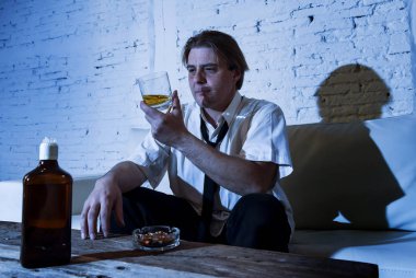 gevşek kravat boşa ile alkollü işadamı ve dr depresif