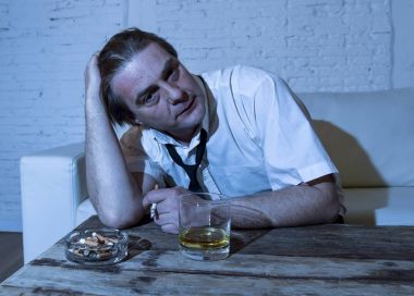 Alkollü işadamı israf ve viski içme sarhoş gevşek boyun ile depresif