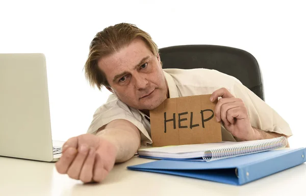 Hombre de negocios estresado en sus años 40 con corbata suelta y mirada desordenada gesto desesperado exceso de trabajo — Foto de Stock