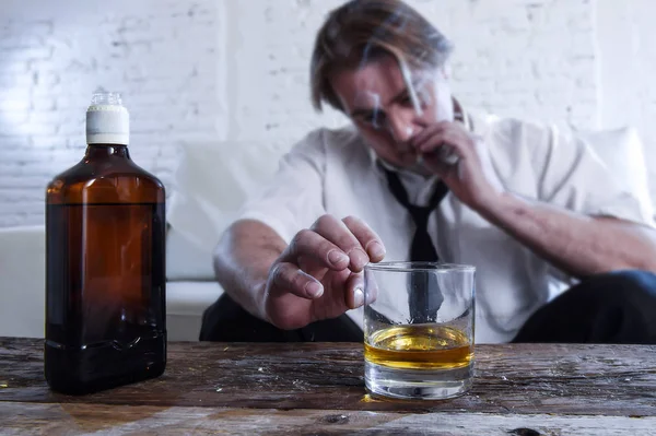 Depressive alkoholische Geschäftsmann mit loser Krawatte verschwendet und Dr. — Stockfoto