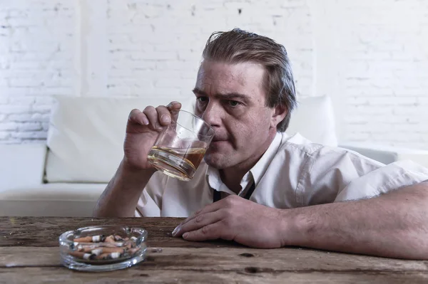 Deprimido alcoólico empresário com decote solto desperdiçado e bêbado bebendo uísque — Fotografia de Stock