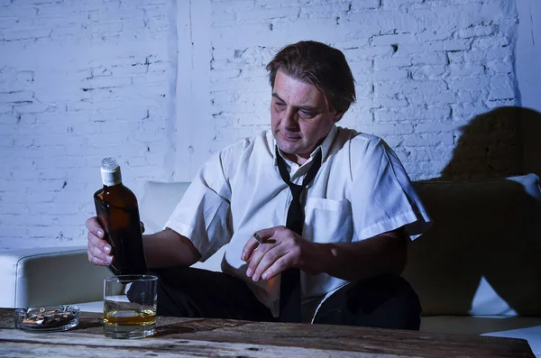 Deprimerad alkoholhaltiga affärsman med lös slips till spillo och dr — Stockfoto