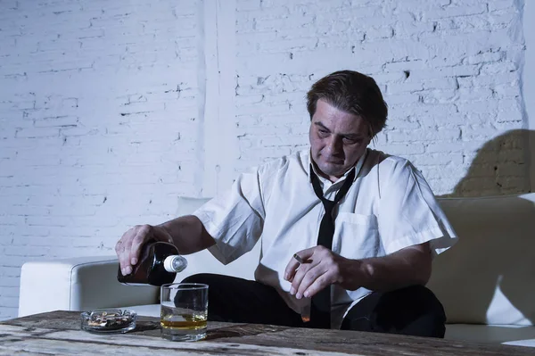 Uomo d'affari alcolizzato depresso con cravatta sciolto sprecato e ubriaco bere whisky — Foto Stock