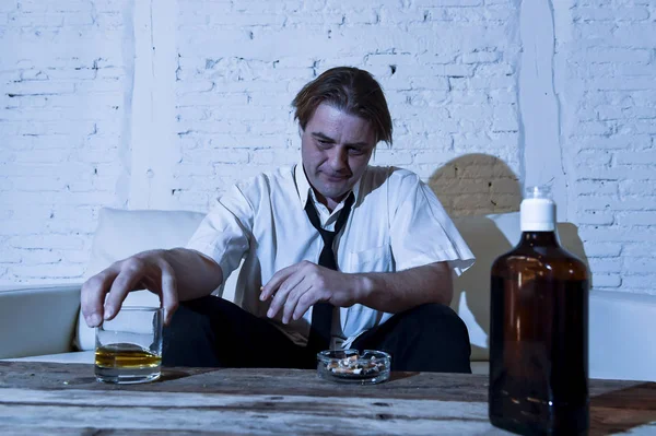 Uomo d'affari alcolizzato depresso con cravatta sciolto sprecato e ubriaco bere whisky — Foto Stock