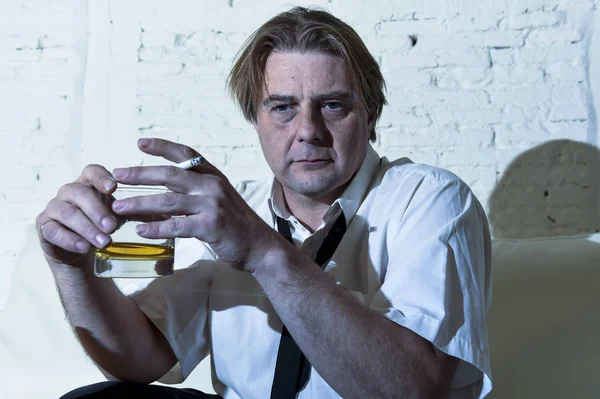 Uomo d'affari alcolizzato depresso con cravatta sciolto sprecato e ubriaco bere whisky — Foto Stock