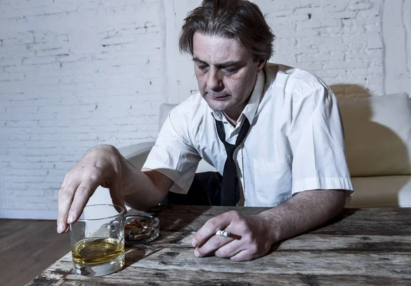 Deprimido alcohólico hombre de negocios con corbata suelta desperdiciado y borracho beber whisky —  Fotos de Stock