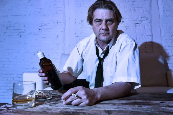 Depresi alkoholické podnikatel s uvázanou vázanku zbytečně a dr — Stock fotografie