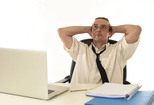 Homem de negócios estressado em seus 40 anos com laço solto e olhar bagunçado g — Fotografia de Stock