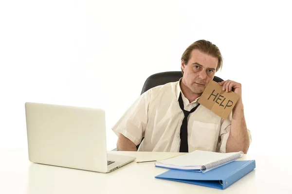 Gestresste ondernemer op zijn 40s met losse stropdas en rommelig blik g — Stockfoto