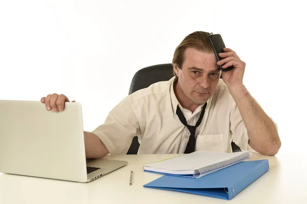 Gestresste ondernemer op zijn 40s met losse stropdas en rommelig blik g — Stockfoto