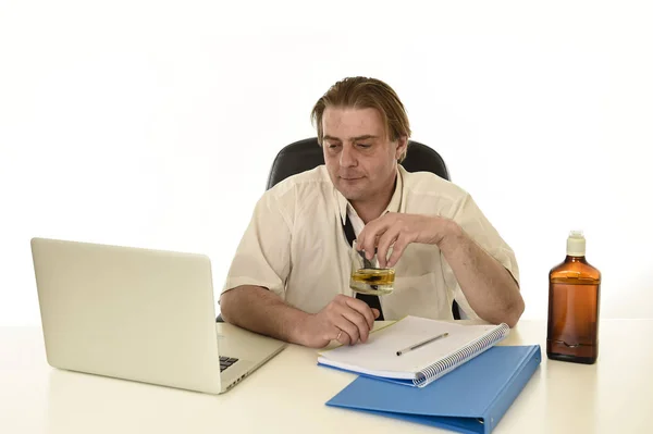 Desperdiciado desordenado alcohólico hombre de negocios beber whisky trabajando en el escritorio de la computadora portátil en la oficina —  Fotos de Stock