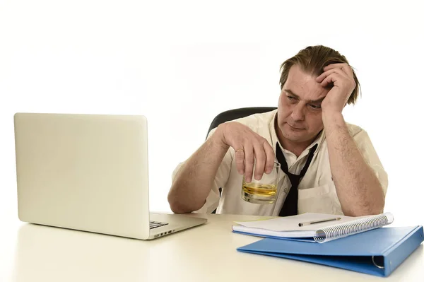 Desperdiçado desarrumado alcoólico empresário beber uísque trabalhando na mesa de computador portátil no escritório — Fotografia de Stock