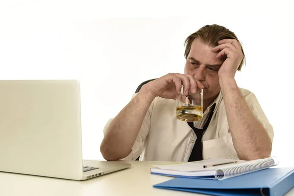 Desperdiciado desordenado alcohólico hombre de negocios beber whisky trabajando en el escritorio de la computadora portátil en la oficina —  Fotos de Stock