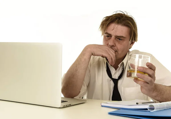 Dizüstü bilgisayar masası ofiste çalışan viski içme boşa dağınık alkollü iş adamı — Stok fotoğraf
