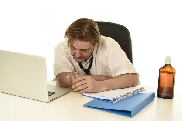 Desperdiciado desordenado alcohólico hombre de negocios beber whisky trabajando en el escritorio de la computadora portátil en la oficina —  Fotos de Stock