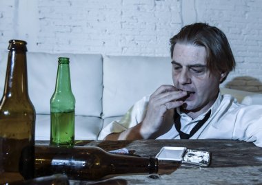 adam kokain burundan enfiye şeklinde çekmek ve bira şişeleri evde içme gevşek kravatla boşa alkolik ve uyuşturucu bağımlısı 