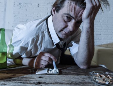 adam kokain burundan enfiye şeklinde çekmek ve bira şişeleri evde içme gevşek kravatla boşa alkolik ve uyuşturucu bağımlısı 