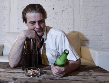 gevşek kravat evde oturma odası kanepe sarhoş içki bira şişesi üzerinde dağınık alkollü adam