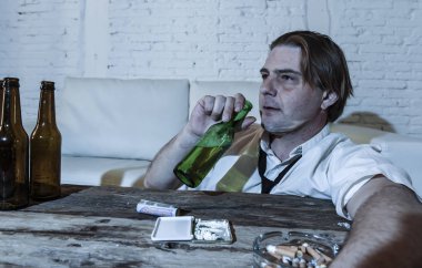 adam kokain burundan enfiye şeklinde çekmek ve bira şişeleri evde içme gevşek kravatla boşa alkolik ve uyuşturucu bağımlısı 
