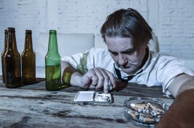 adam kokain burundan enfiye şeklinde çekmek ve bira şişeleri evde içme gevşek kravatla boşa alkolik ve uyuşturucu bağımlısı 