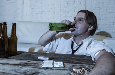 adam kokain burundan enfiye şeklinde çekmek ve bira şişeleri evde içme gevşek kravatla boşa alkolik ve uyuşturucu bağımlısı 