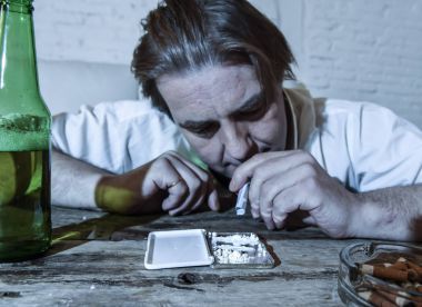 adam kokain burundan enfiye şeklinde çekmek ve bira şişeleri evde içme gevşek kravatla boşa alkolik ve uyuşturucu bağımlısı 