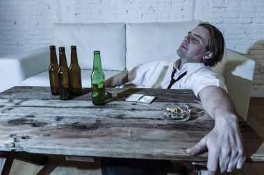 adam kokain burundan enfiye şeklinde çekmek ve bira şişeleri evde içme gevşek kravatla boşa alkolik ve uyuşturucu bağımlısı 