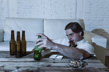 adam kokain burundan enfiye şeklinde çekmek ve bira şişeleri evde içme gevşek kravatla boşa alkolik ve uyuşturucu bağımlısı 